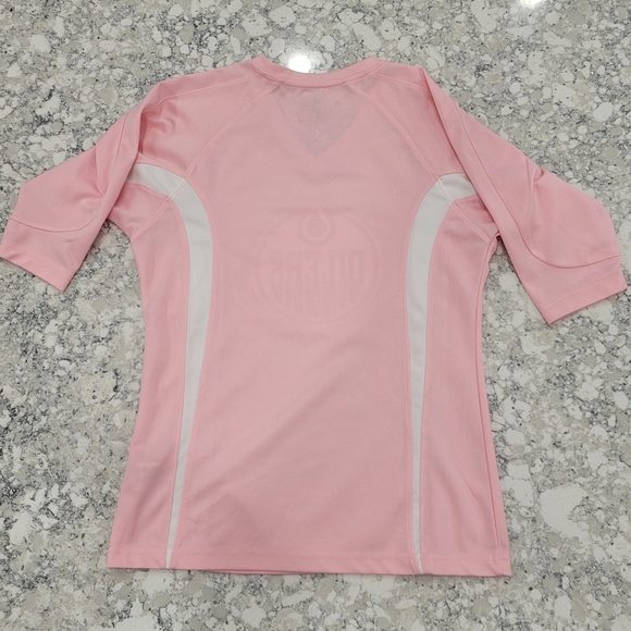NHL Edmonton Oilers Pink V-Neck Short Sleeve Top Medium Sporty Hockey - Picture 2 of 6